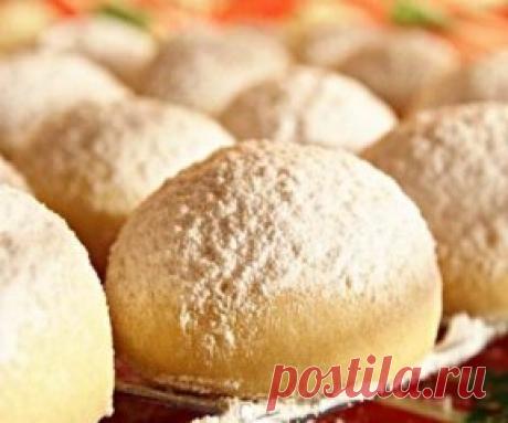 Очень нежное печенье &quot;ТАЮЩЕЕ МГНОВЕНЬЕ&quot;
. 
Ингредиенты: 
-мука - 1,5 стакана 
-крахмал - 1/2 стакана 
-соль - 1/4 ч. л. 
-сахарная пудра - 1/2 стакана плюс 1 стакан 
-сливочное масло комнатной температуры - 200 г 
-ванильный сахар - 1 ч. л. 
В миску просеять муку, крахмал и соль. Миксером перемешать масло с 1/2 стакана сахарной пудры до пышной массы, добавить ваниль. Постепенно всыпать му