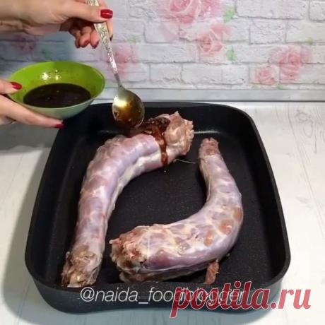 ЗАПЕЧЁННЫЕ ШЕИ ИНДЕЙКИ Вчера многие ответили правильно😍 Это шеи индейки😁
Кто любит?
Я люблю с детства обгладывать подобные косточки🙈 Но блин,это реально очень вкусно😋
.
Сейчас напишу Вам рецепт вкусного маринада👌🏻
.
«Запеченные шеи индейки»
.
Для маринада я использовала:
✔️100мл соевого соуса
✔️3 зубчика чеснока
✔️чайная ложка паприки
✔️соль и чёрный перец по вкусу, но не забывайте,что соевый соус итак соленый.
Промазать шеи маринадом и оставить часик мариноваться. Ф...