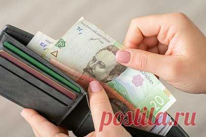 На Украине рассказали об опасности из-за эмиссии гривны. Эмиссия гривны, использовавшаяся для восполнения дефицита бюджета Украины, создала значительные риски для макрофинансовой стабильности в стране, рассказал глава Нацбанка республики Андрей Пышный в интервью газете Financial Times. «Это было быстрое средство, но очень опасное», — отметил он.