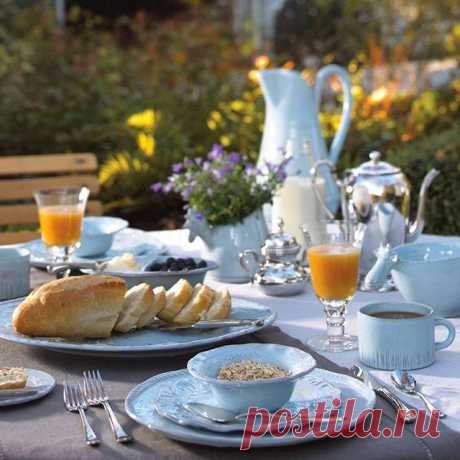 Beautiful morning to everyone 💚💙✨ #breakfast #breakfasttable #breakfasttime #crockery #oats #homesweethome #warm #orangejuice #bread #eatingoutside #garden #exteriordesign #exterior #comfy #relax #peace #peacefull #goodmorning #goodmorningpost #goodvibes #positivevibes #myfavoriteinteriors #followme #follow