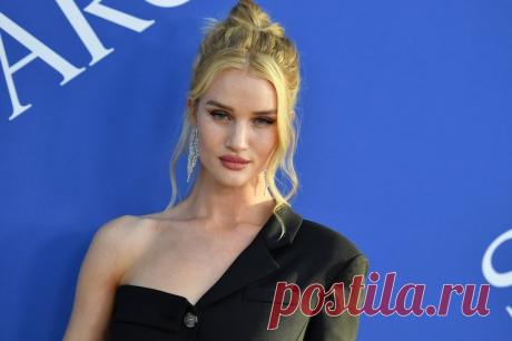 Все при ней: молодая мама Рози Хантингтон-Уайтли в костюме со смелым декольте . Милая Я