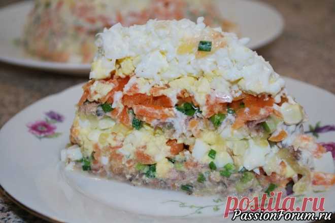 САЛАТ ИЗ САРДИН СЛОЯМИ. Простой и вкусный салат! - запись пользователя Магия Вкуса в сообществе Болталка в категории Кулинария Ингредиенты: 1 банка сардин (сайры,скумбрии) , 2 вареные моркови, 1 головка лука( пучок зеленого лука), 2 маринованных огурца, 5 вареных яиц, соль,перец, майонез.