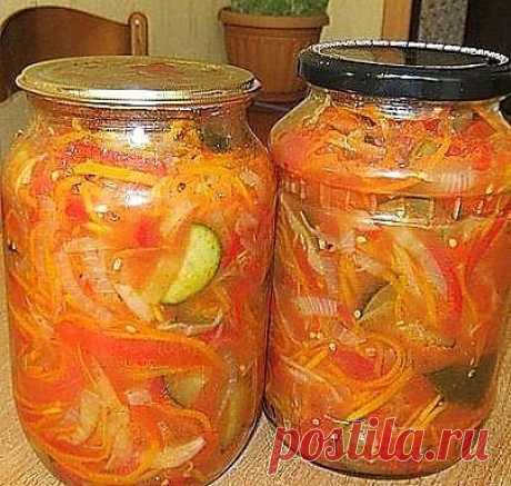 Салат "Охотничий"
На 7литр.готовой продукции: 

3 кг .помидор 

1кг.огурцов 

1кг.капусты 

1кг.моркови 

1кг.лука 

1кг.бол.перца. 

соль 90гр. 

1 стакан сахара 

250гр.раст.масла 

перец чёрн. горош.8шт. 

5 лавр.листа 

7 ч.л. уксуса. 

Помидоры нарезать дольками,огурцы и лук полукольцами,капусту нашинковать,морковь и болгарского.перец соломкой.Перемешать овощи,добавить остальные продукты и уложить в кастрюлю.Варить,с момента закипания,10минут. Затем,разложить по банка...