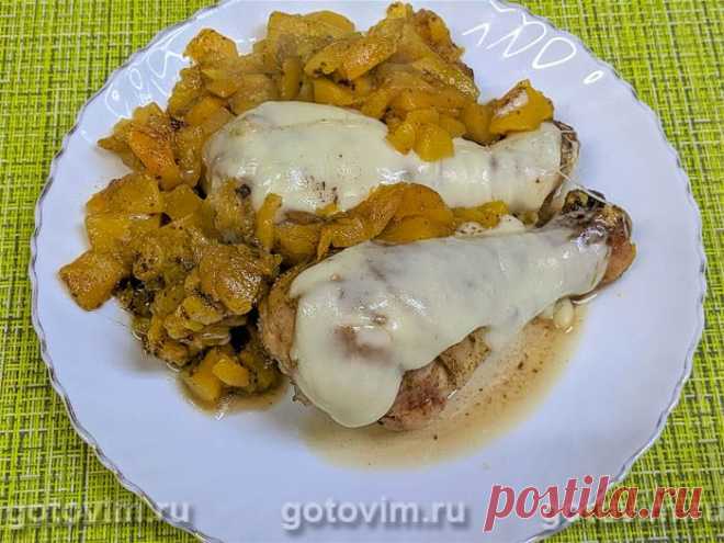 Тыква с курицей в микроволновке. Рецепт с фото Как думаете, реально приготовить вкусный ужин и при этом не стоять у плиты? Реально, если в доме есть микроволновка с режимом гриль. На все про всё, чтобы приготовить куриные голени с тыквой, уйдет 20 минут. На последнем этапе надо добавить сулугуни, который легко заменить любым легко плавящимся сыром.
