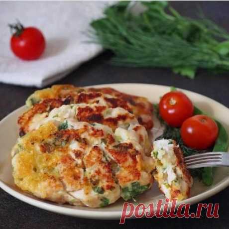 Рубленные куриные котлеты
Ингредиенты:
- 400 гр. куриного филе
- 100 гр. твердого сыра
- пучок зелени
- 100 гр. кефира
- 30 гр. рисовой муки (2,5 ст. л.)
- соль, перец, чеснок, приправы - по вкусу
Приготовление:
1. Куриное филе помыть, обсушить, порезать вместе с сыром мелкими кубиками.
2. Зелень мелко порезать, добавить к курице и сыру.
3. Влить кефир, добавить и муку, соль, перец, сушеный чеснок, приправы для курицы и перемешать.
4. Сформировать котлеты и выложить из на ...