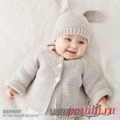 Вязаный спицами жакет с шапочкой 