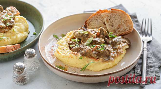 Жареная куриная печень с луком и морковью. Жареная куриная печень с луком и морковью ассоциируется у многих с простым и не всегда вкусным блюдом из меню советских столовых. Печень там была резиновой, сухой и откровенно горчила. Возможно, ...