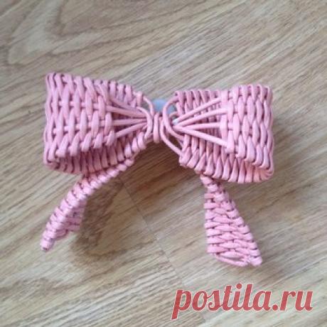 Всем добра! Плела шкатулку и как всегда накосячила, решила в качестве декора бант сплести, он оказался слишком большим)) МК выложу, если кому интересно и если он не существует. Тех часть - потребительская бумага, проволока, колер вишня, спица 1,2.