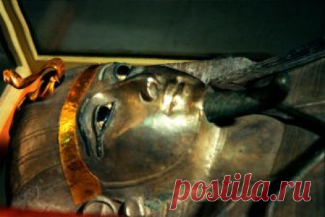Псусеннес: сокровища "серебряного фараона" Все знают о сокровищах гробницы фараона Тутанхамона. Однако куда меньше известности досталось гробнице фараона Псусеннеса I, богатства которой по своей ценности и художественным достоинствам ничем не …