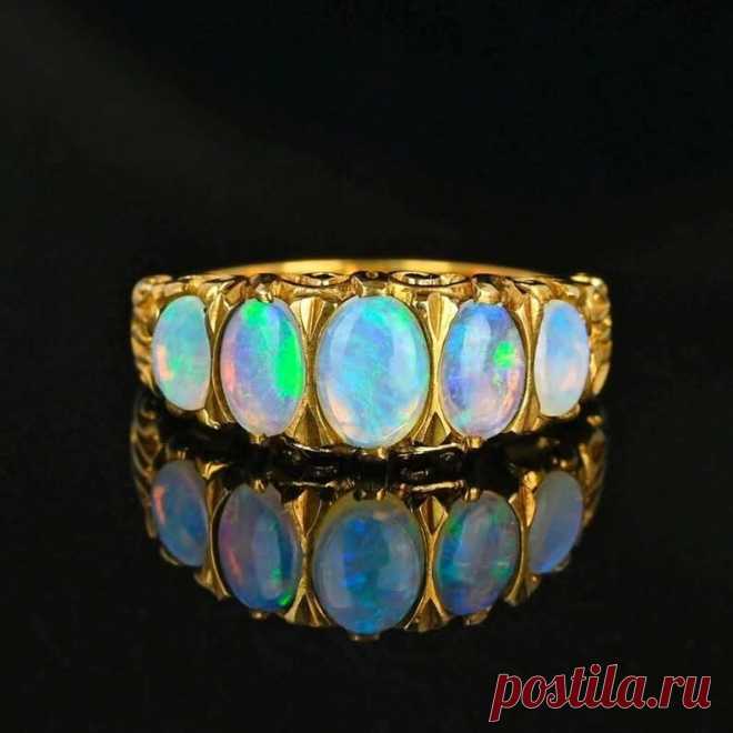 Прекрасные антикварные и винтажные опалы (включая розовые на серьгах)