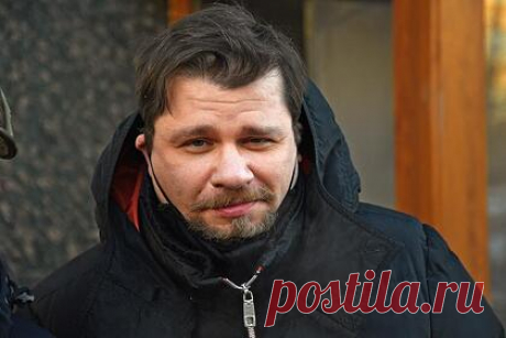 Гарик Харламов раскрыл подробности недавней болезни. Резидент Comedy Club Гарик Харламов раскрыл подробности перенесенной недавно болезни. «У меня вообще все в жизни достаточно удивительно происходит, потому что я иду как-то всегда против течения. В те дни, когда все заболевают омикроном, к сожалению, мне выпала честь переболеть свиным гриппом», — рассказал Харламов.