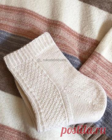 Очаровательные носочки спицами