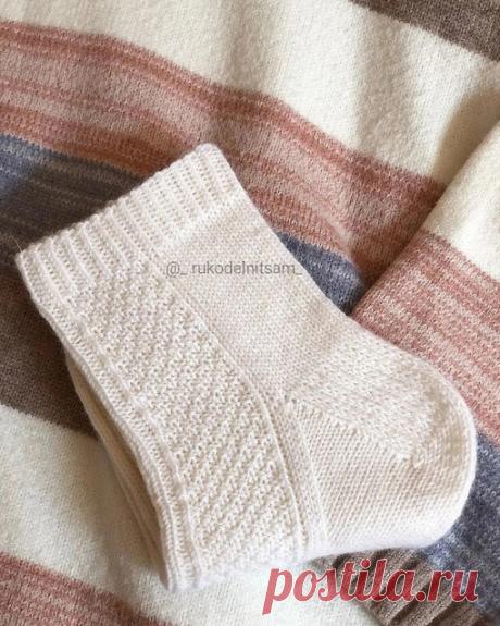 Очаровательные носочки спицами