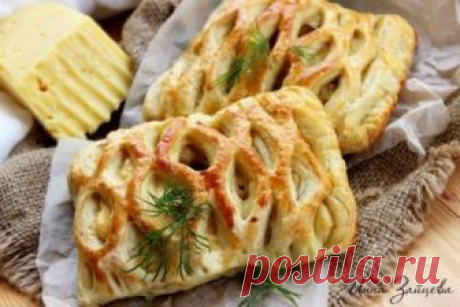 Обалденные слойки с курицей. Ингредиенты:Готовое слоеное дрожжевое тесто - 500 г.Для начинки:Куриные окорочка - 2 шт. (или любые другие части курицы).Репчатый лук среднего размера - 1 шт.Сыр - 100-150 г.Соль, перец - по вкусу.Рас…