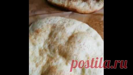 Хлеб для пикника, для вкусных бутербродов с овощами, да что там говорить, он вкусен даже просто сам по себе.

Тесто на столько простое, что справится даже ребенок. Необходимо смешать все ингредиенты, выложить тесто в миску и на ночь в холодильник. Можно хранить в холодильнике до 4-х дней, а когда понадобится, например испечь фокаччу, хачапури или пиццу к завтраку, то вынимаем, даем согреться, формуем и печем.
Рецепт П. Рейнхарта.
Попробуйте и вы влюбитесь в это тесто.
Ингр...