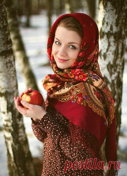 Если на душе совсем несладко,
И корабль резко сел на мель,
Я шепчу: «Сегодня всё в порядке!
У меня сегодня лучший день!»

Вижу на рассвете неба проседь
И узор красивый на стекле...
Всё, что сердце искреннее просит –
Доброты побольше на земле.

Не черствела от поступков гадких,
Отпускала не своих людей.
У меня сегодня всё в порядке.
У меня сегодня лучший день.

Просыпаясь, повторяю это.
Мне Господь дарует горсть минут...
Улыбнувшись хмурому рассвету,
К счастью обозначила ма...