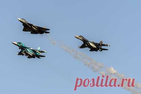 ФОТО: Истребители КБ Сухой — слева направо Су-34, Т-50 ПАК ФА, Су-35С