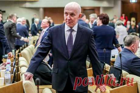 В Госдуме высказались о дискуссии на тему возвращения смертной казни в России. Первый зампред комитета Госдумы по госстроительству и законодательству Юрий Синельщиков прокомментировал дискуссии о возможной отмене моратория на смертную казнь в России. В беседе с «Лентой.ру» депутат заявил об отсутствии моратория на исключительную меру наказания в рамках действующего законодательства.