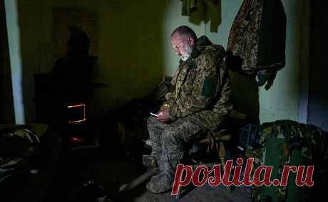 Зеленский запретил военным играть в онлайн-казино. Зеленский подписал указ, который предусматривает запрет на доступ к онлайн-казино для военных и ряд других мер во избежание игровой зависимости в армии. В Раде говорили о проблемах с казино у 90% служащих ВСУ