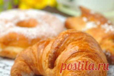 ТОП-6 ВКУСНЫХ РЕЦЕПТОВ КРУАССАНОВ 

1. Круассаны вариант из фантастического теста 

ИНГРЕДИЕНТЫ:
● мука - 500г
● молоко - 200мл
● масло растительное без запаха - 100мл
● яйцо - 1шт.
● дрожжи сухие - 5г
● соль - 2ч.л.
● сахар - 2ч.л.
● масло растопленное сливочное - 80г

ПРИГОТОВЛЕНИЕ:
В теплом молоке размешать сахар и дрожжи, дать дрожжам разойтись минут 5. Вылить смесь в чашку с мукой, добавить растительное масло, белок яйца (желток пригодится нам позже), соль и хорошо вы...