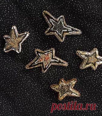 Брошь Золотая звезда Брошь чёрно-золотого цвета. Выполнена из бисера по авторским эскизам художников. Ручная работа от русского дизайнера. Доставка по России и СНГ.