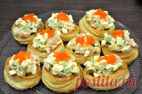 Праздничный салат в слоеных тарталетках