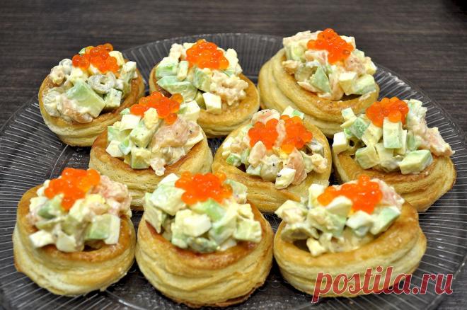 Праздничный салат в слоеных тарталетках