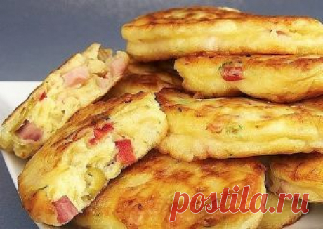 Завтрак-ФУРОР: Оладьи со вкусом пиццы 

Моя семья еще никогда не была в таком восторге от завтрака. Это шедеврально, а по своей простоте гениально! Попробуйте, и поймете, о чем я говорю... ))

Ингредиенты: 

Кефир (объёмом 250 мл) — 1 стак. 
Сыр твердый (моцарелла для пиццы или любой вами любимый сыр) — 70 г 
Ветчина (из индейки, любая вами любимая или колбаса) — 100 г 
Мука пшеничная / Мука (объёмом 250 мл) — 1 стак. 
Соль — 0,5 ч. л. 
Сахар (можно 1 ч л, по вкусу) — 0,5 ...