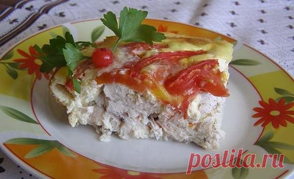 Нежная запеканка из куриного филе
Ингредиенты: 
-Куриное филе – 400 г 
-Яйцо – 2 шт. 
-Сметана – 1 ст.л. 
-Помидор – 1 шт. 
-Соль – по вкусу 
-Перец – по вкусу 

Приготовление: 
1. Мясо нарезать на маленькие кусочки и уложить в огнеупорное блюдо для запекания. Соль, перец по вкусу. 
2. Взбить яйца со сметаной, чуть подсолить и залить мясо. 
3. Помидор нарезать кружочками и уложить на запеканку. Поставить в заранее разогретую до 200С духовку на 30-40 минут. 
Готово!