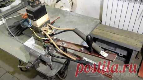 Точечная сварка из двух трансформаторов от микроволновки Из 2-х трансформаторов от старой микроволновой печи можно сделать своими руками полезную приспособу для домашней мастерской и гаража — контактную точечную