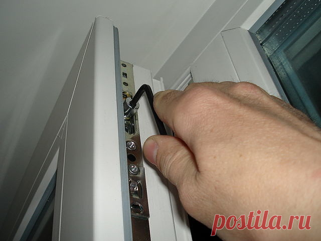 ЕСЛИ У ТЕБЯ ПЛАСТИКОВЫЕ ОКНА, ПРОЧТИ ЭТО: 2 ВЕЩИ, О КОТОРЫХ УСТАНОВЩИКИ ЗАБЫВАЮТ СКАЗАТЬ.
Раньше с наступлением зимы люди оклеивали свои деревянные окна бумажными полосками и затыкали щели поролоном. С установкой в помещении пластикового окна об этих заботах можно забыть.
старое деревянное окно
Но частенько мастера-установщики, быстро справившись со своей работой, забывают рассказать счастливым обладателям нового окна о двух важных вещах. 
Во-первых, все подвижные детали ф...