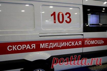 В Петербурге двое мужчин рухнули на пенсионерку с эскалатора в метро. В Санкт-Петербурге двое пьяных мужчин рухнули на пенсионерку с эскалатора в метро и сломали ей руку. По сведениям издания, все произошло в петербургской подземке на станции «Площадь Ленина». Пожилая женщина также ударилась головой и спиной. Сотрудники правоохранительных органов начали проводить проверку.