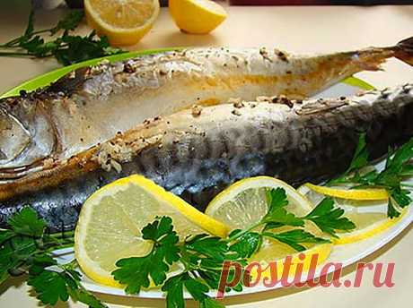 Запеченная скумбрия с зеленью.