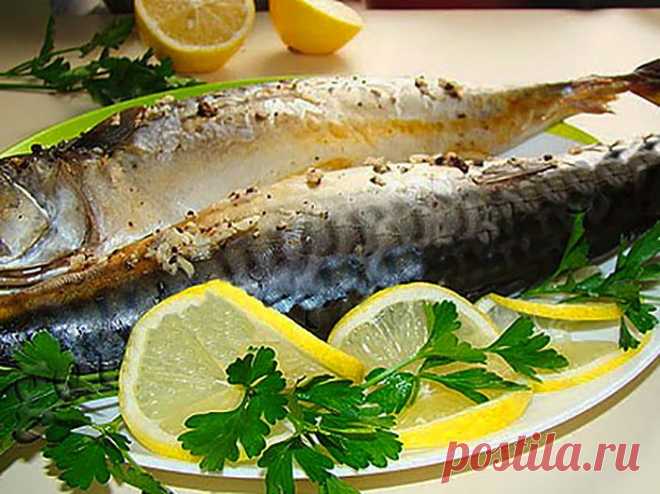 Запеченная скумбрия с зеленью.