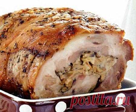 РУЛЕТ ИЗ СВИНИНЫ С ЯБЛОКАМИ ...*))
Что бы такого вкусного приготовить на праздники? Свиной рулет с яблоками - вполне неплохой вариант. Это очень вкусное и сытное блюдо из мяса - то, что нужно настоящему голодному мужику!В этом рецепте хорошо то, что свинина очень быстро маринуется. Что бы промариновать тонкий кусок мяса нужно значительно меньше времени, чем при запекании мяса целым куском. 
Итак, самое время приступить к приготовлению.
Ингредиенты:
Свинина (шейка) – 1,2 кг
Яблоко — 1 шт.
Лук к