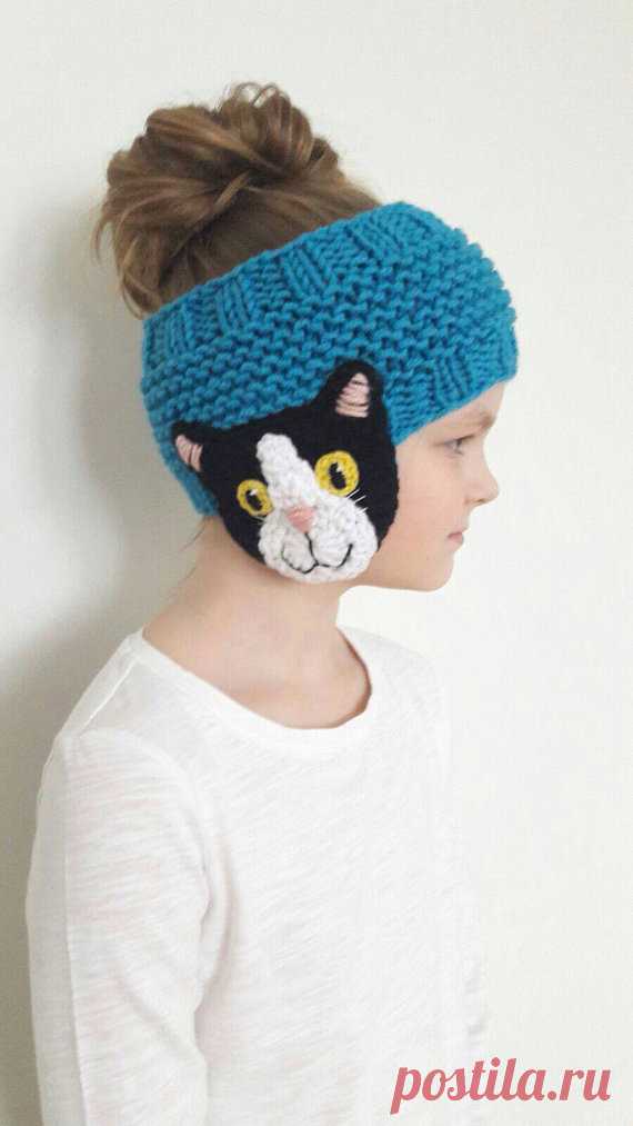 Knit Headband, Cat Headband,  Ear Warmer, Messy Bun Hat, Cat Lover Gift, Kids Outfit, Winter Outfit, Girls Accessories, Head Wrap, Earmuffs Hand knitted ear warmer with cute Cat appliques- fun winter and spring accessory for kids- from toddlers up to teens, women.  Choose your size using drop- down menu. Available sizes: -Toddler 18-20 -Child 19-21 -Teens 20.5-21.5 -Women 21.5-22.5  Available headbands colors: -blue (featured) -red -green -yellow -pink -orange -gray  Headb...