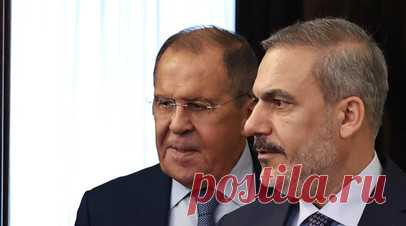 РИА: Лавров и глава МИД Турции обсудили по телефону урегулирование на Украине. Главы МИД России и Турции Сергей Лавров и Хакан Фидан провели телефонный разговор по теме урегулирования конфликта на Украине, сообщает РИА Новости со ссылкой на источник в турецком Министерстве иностранных дел. Читать далее