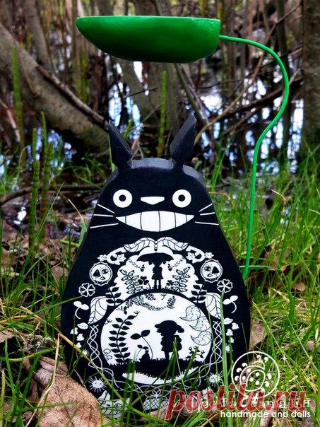 Интерьерная фигурка "Тот самый Тоторо" выполнена в технике декупаж. Работа создана под впечатлением от просмотра полнометражного аниме-фильма "Мой сосед То́торо", созданного классиком японской мультипликации Хаяо Миядзаки. / Взлом логики