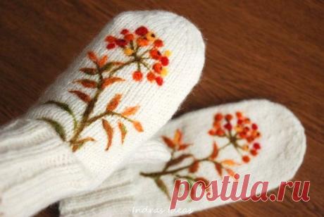 Вязаные варежки с вышивкой.