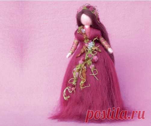 How to Make a Magic Wool Autumn Fairy: This gorgeous autumn fairy would make a perfect addition to any autumnal celebration - why not add to your Thanksgiving centrepiece?  If you've never tried felting or working with magic wool before, this tutorial might be a little advanced. Now we'r…
