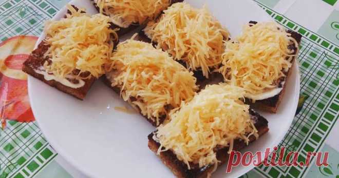 Классный рецепт - Закусочные бутербродики-гренки с чесноком и сыром! Фирменный рецепт моей семьи! Эх, такое бы, да в барах подавали...