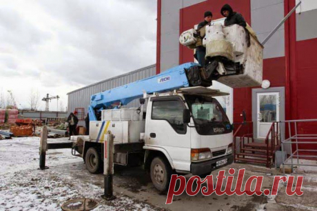 Аренда и услуги автовышки в Красноярске довольно востребованы, по причине того, что  повышенная мобильность и маневренность этих конструкций позволяет экономить время и деньги, а функциональные возможности оборудования позволяют успешно справляться с разнообразными задачами. Для многих заказчиков аренда и услуги автовышки в Красноярске начинаются с изучения информации о параметрах этой спецтехники.