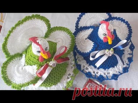 galinha porta temperos de garrafa pet e crochê,vcs vão  amar esta ideia.