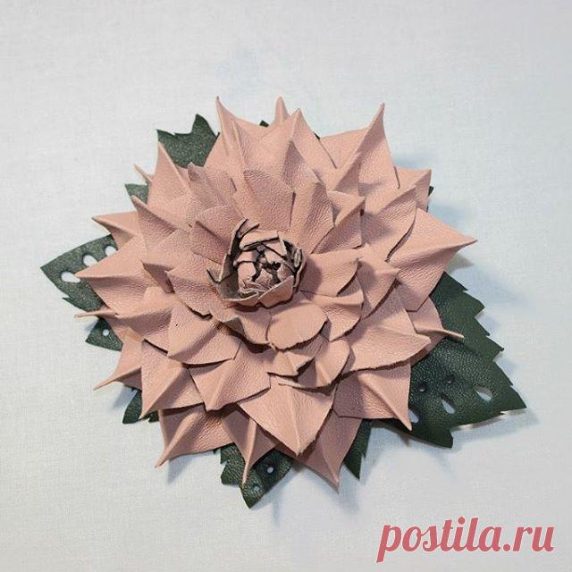 #brosh #jewerly #instalove #instalaugh #hendmade #nature #брошь #брошькожаная #скриня #скриняhandmade #ярмаркамастеров #авторскаяработа