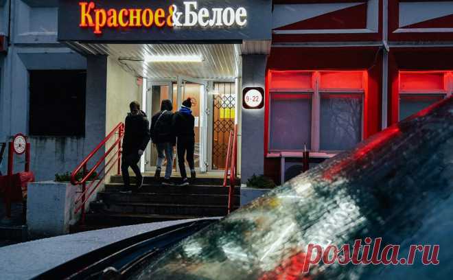 Что сказали главы Вологодской области и «К&Б» о закрытии магазинов. Губернатор Вологодской области Георгий Филимонов объявил об уходе из региона сети алкомаркетов «Красное & Белое» из-за отзыва лицензии. Эту информацию опровергла пресс-служба магазина и ее основатель Сергей Студенников