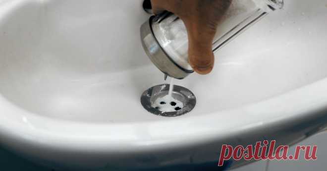 Хитромудрый трюк мне подсказала бабушка. Не верила, пока сама не попробовала: засор ушел мгновенно!  Всем хозяйкам на заметку.