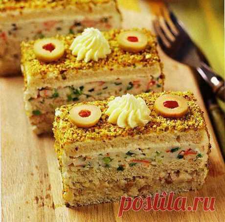 Закусочный торт с сельдью и крабовыми палочками.