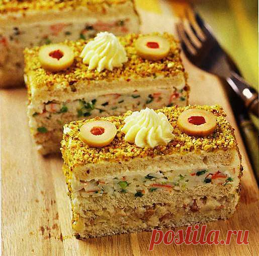 Закусочный торт с сельдью и крабовыми палочками.