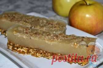 Чтобы не ограничивать себя во вкусном и не корить за каждую съеденную порцию можно приготовить полезное пирожное, в составе которого будут только сухофрукты, орехи или арахис и овсяные хлопья «Геркулес». Это пирожное без сахара и без муки — не отложится на талии, на боках.