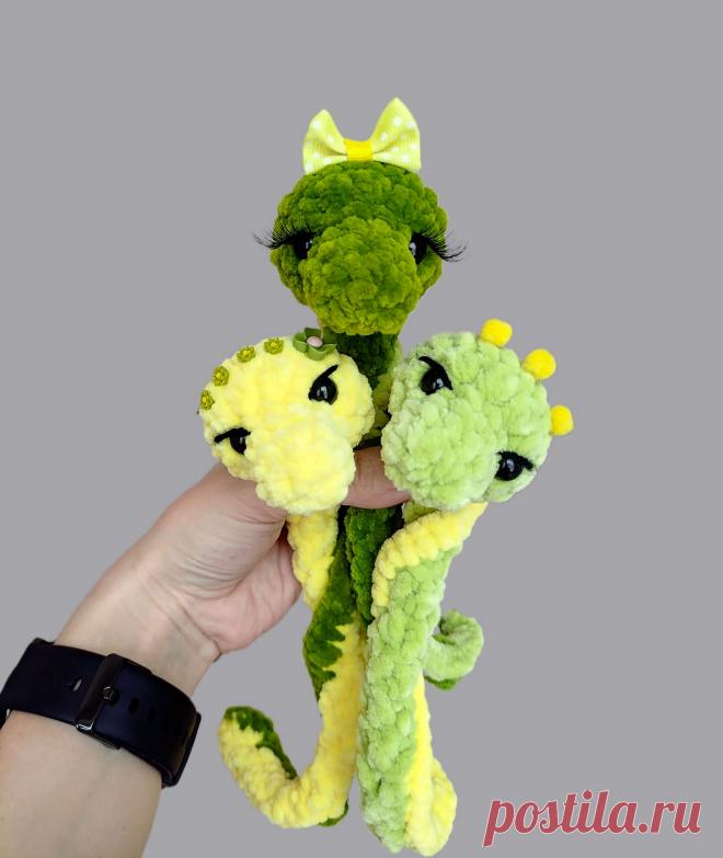 PDF Змейка крючком. FREE crochet pattern; Аmigurumi toy patterns. Амигуруми схемы и описания на русском. Вязаные игрушки и поделки своими руками #amimore - плюшевая змея, большая змейка из плюшевой пряжи.